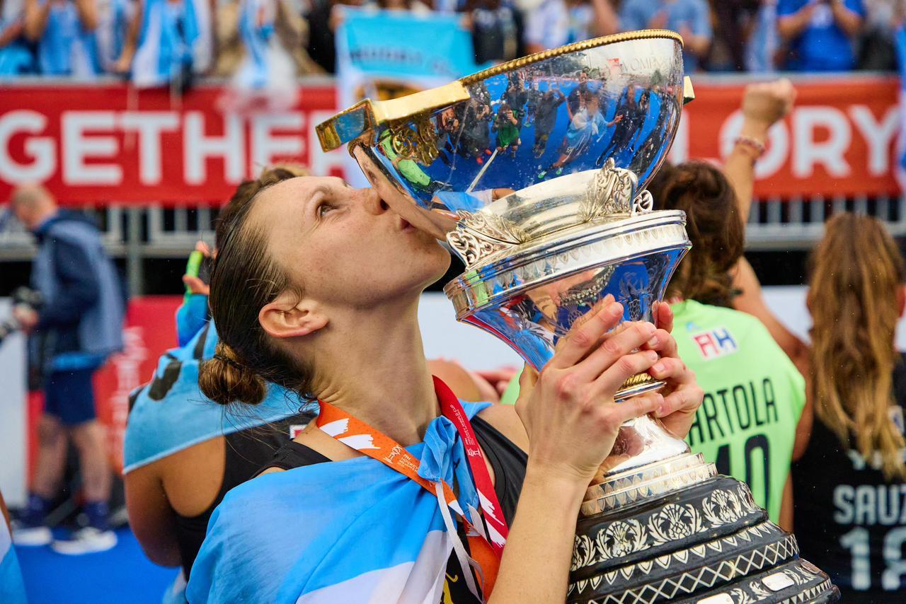Sofía Cairo besando la copa del Mundial 2026 con Las Leonas